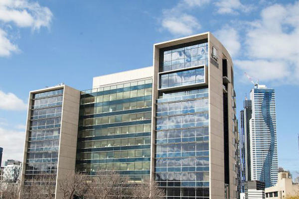 Melbourne University đứng thứ 7 trên bảng xếp hạng quốc tế các trường luật của Times Higher Education, vượt trên cả đại học Harv